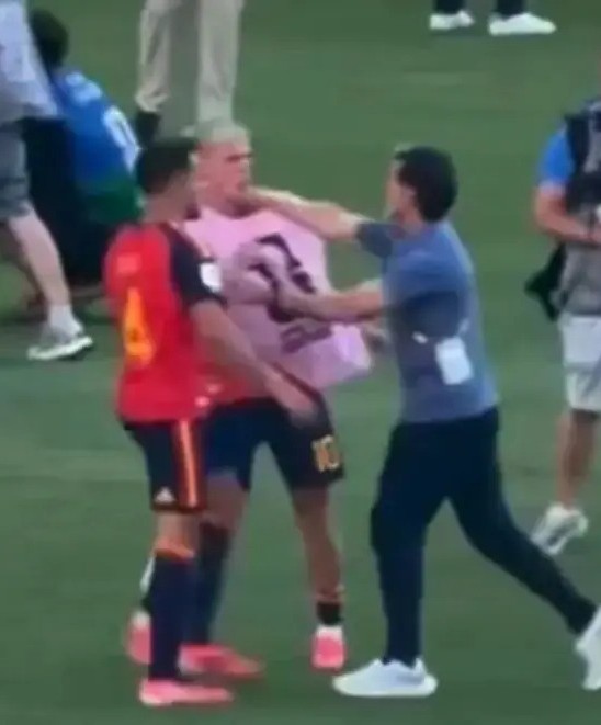 liberta___depre's tweet photo. Dani Olmo, jogador do Barcelona e da Seleção da Espanha, sobre o pedido de desculpas Roberto Ayala:

"Alguém que confessa estar arrependido, mas justifica um soco afirmando que foi uma resposta a algumas palavras que eu disse, é porque seguramente não se arrepende, porque não está falando a verdade, pois não lhe disse nada. Então não preciso que ele se desculpe. O que realmente nos define não é o erro, mas o valor de assumi-lo."

Via: @DiarideTerrassa 

📷Getty Images / 📷Divulgação