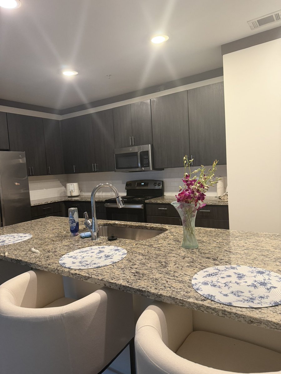 nayh4ncho's tweet photo. my old apartment kitchen vs my new one what an upgrade https://t.co/GmGvWLkMDp