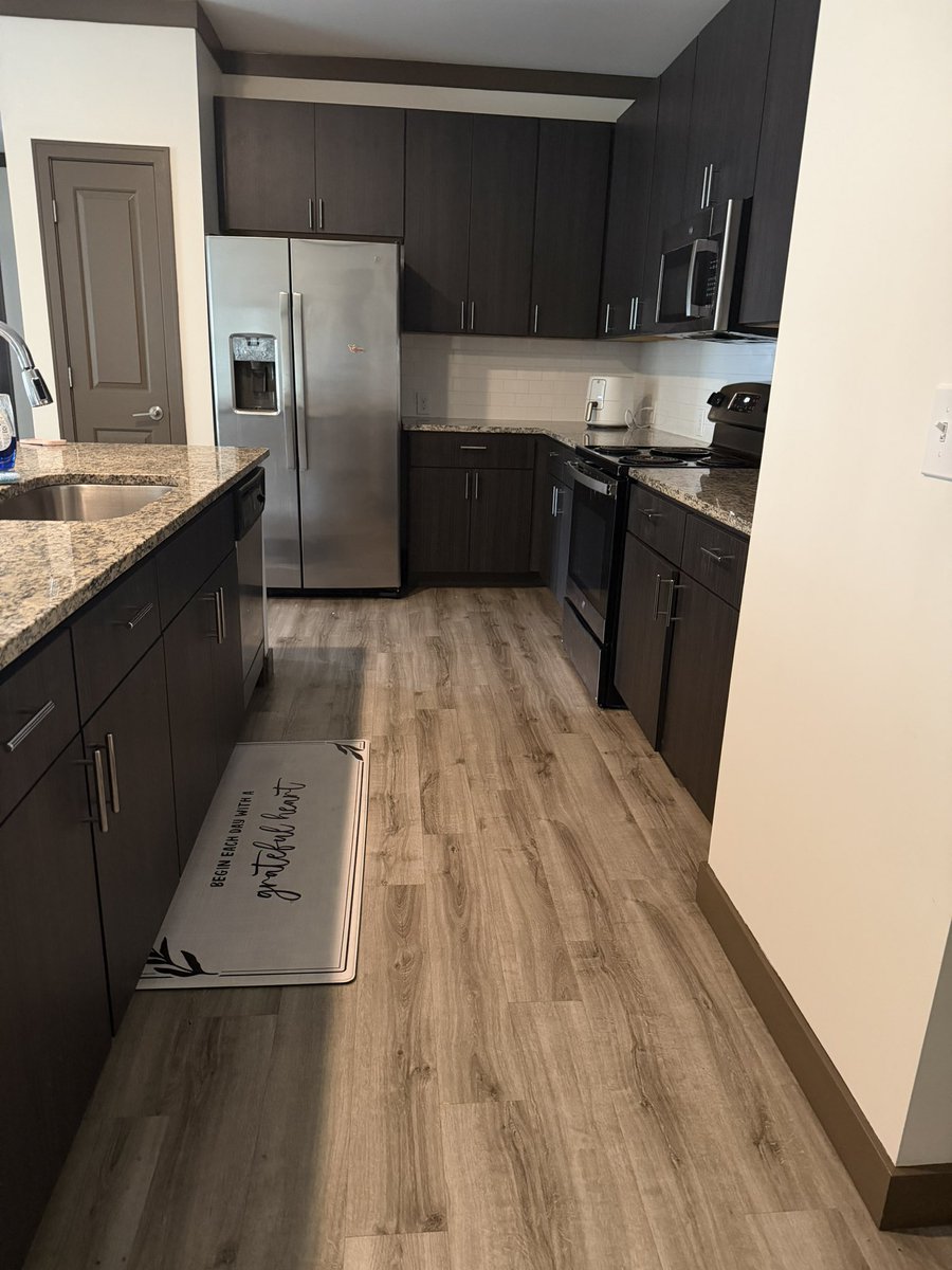 nayh4ncho's tweet photo. my old apartment kitchen vs my new one what an upgrade https://t.co/GmGvWLkMDp