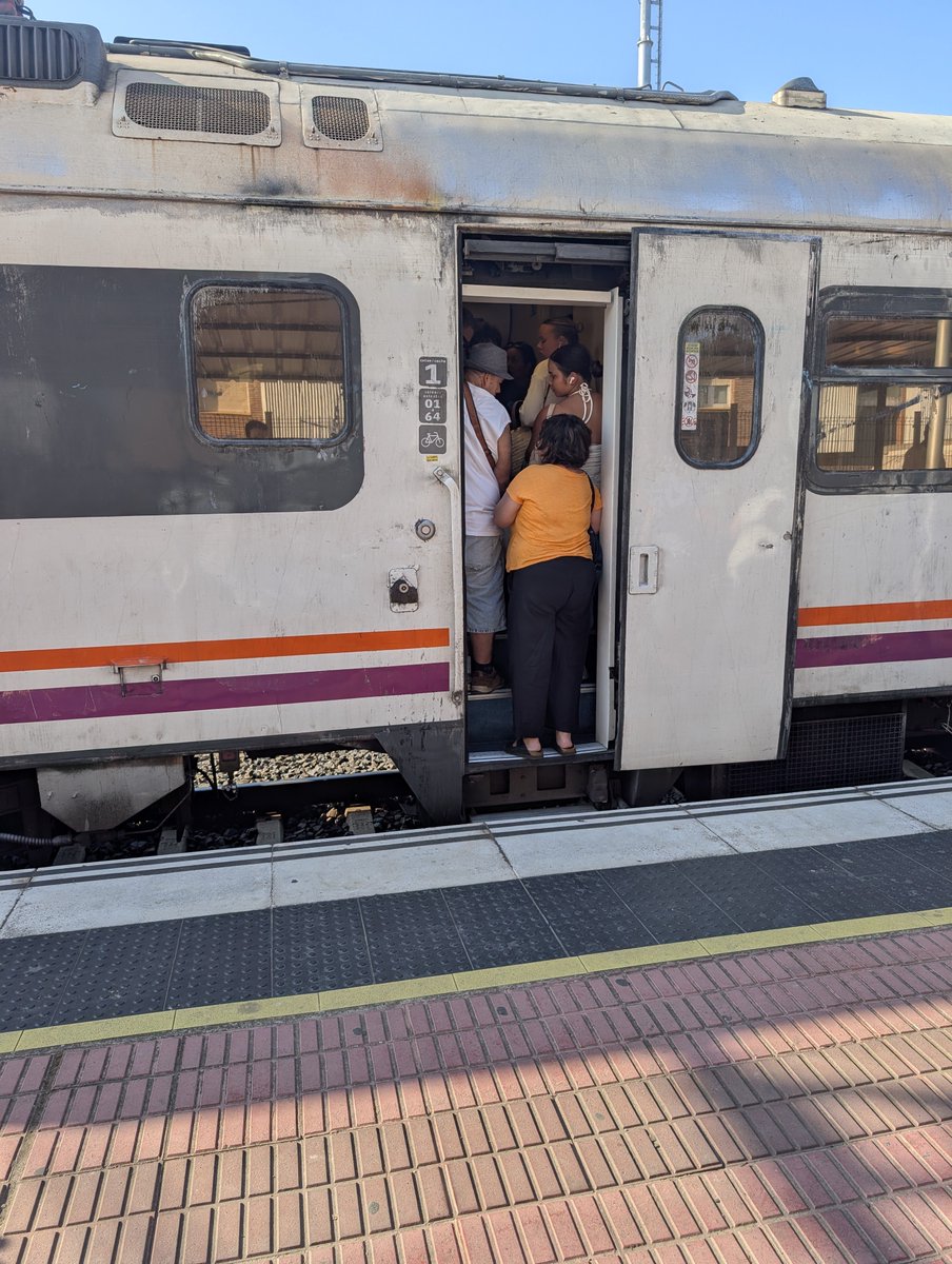 SenyorNU's tweet photo. Otro clásico domingo de Regionals sud donde, desde hace años y años, la gente que ha bajado de Bcn tiene que volver para empezar la semana. Y como siempre, todo trenes cortos donde literalmente no se puede ni subir @Transxte @rodalies https://t.co/PyyFWKRW6h