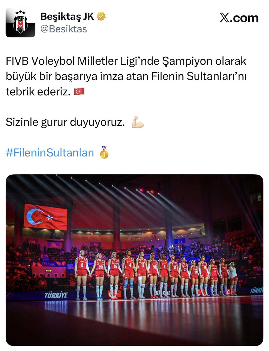 ForzaSenBenYok's tweet photo. Solda Beşiktaş, sağda Galatasaray… Aradaki fark çok net: Bizde isim değil, ay-yıldız önemlidir. Adamcılık yok, takımcılık yok; sadece millî gurur var. İyi ki Beşiktaşlıyız… https://t.co/HCLDAXqsPN