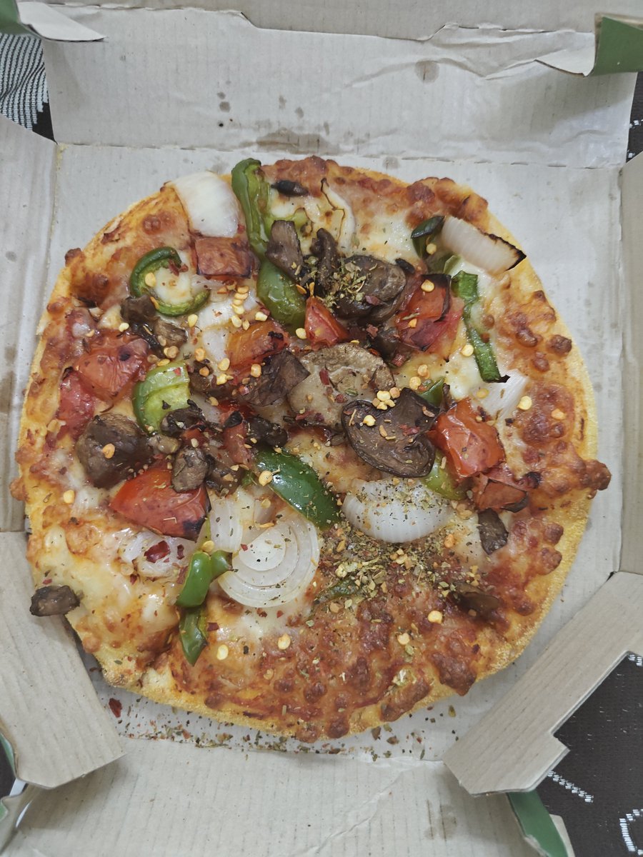 PuneeRcc's tweet photo. @dominos i ordered a farm house pizza now tell me is it ok or only i feel that toppings are negligible at one corner .. https://t.co/C3tB6N2ZmQ