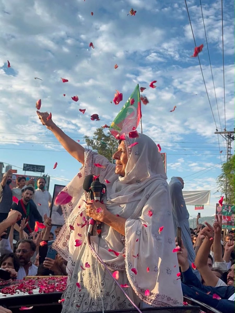 tayyabarajah's tweet photo. گراؤنڈ سے علیمہ خان کو ہٹا دو تو پیچھے صرف مایوسی بچتی ہے۔ 
علیمہ خان موقع کی مناسبت سمجھ گئی تھیں اس لئیے عوام کا جذبہ زندہ رکھنے گراؤنڈ پر اتر گئیں۔ 
یہ خاندان ایک سے بڑھ کر ایک ہے۔ https://t.co/q482BuXIym
