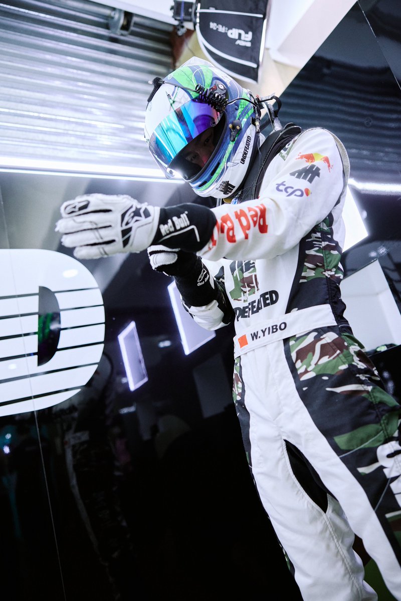 nahz_oaix's tweet photo. 260726 18:35 YIBO-OFFICIAL weibo update

#85RACING
Race 𝗗𝗔𝗬 𝟮 🏁

Despite the sudden downpour, they kept their cool and maintained the pace. Charging down the straights with determination, nothing could dampen their racing spirit.

Congratulations to professional racing driver Melvin Moh and driver Wang Yibo in the No. 85 car for securing 3rd place (note: officially now 2nd place) in the GT3 AM+ class in Race 2 of the 2026 China GT Zhuhai Round! 

#WangYibo
