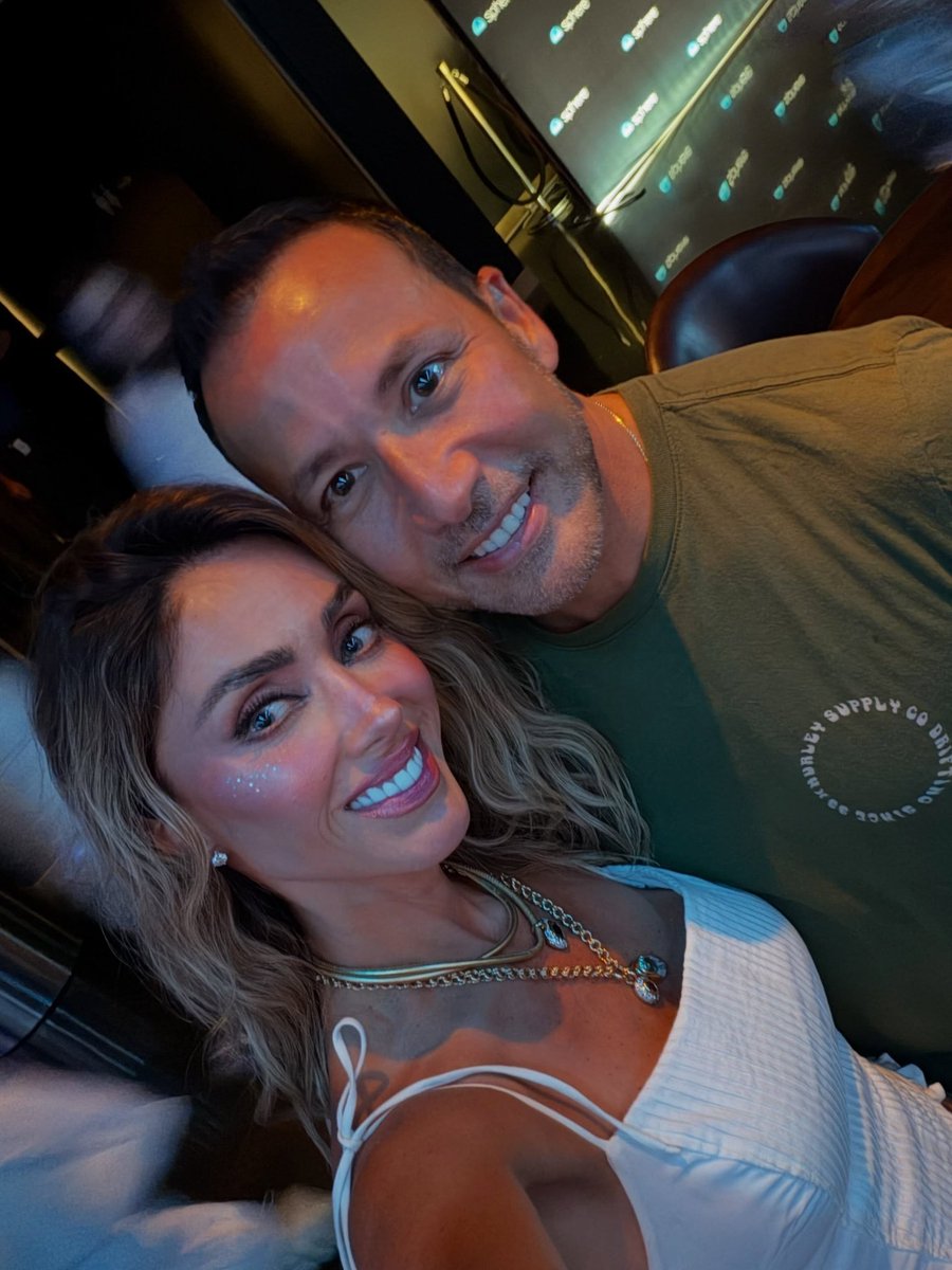 AnahiOnCharts's tweet photo. Princesa! Fã de carteirinha, Anahí foi a Las Vegas prestigiar o show dos Backstreet Boys e conheceu alguns dos integrantes. 

"Pra sempre uma fã!! Algumas músicas não trazem apenas lembranças, trazem de volta quem você era. ♾️💙" https://t.co/UTGdlxmv2O