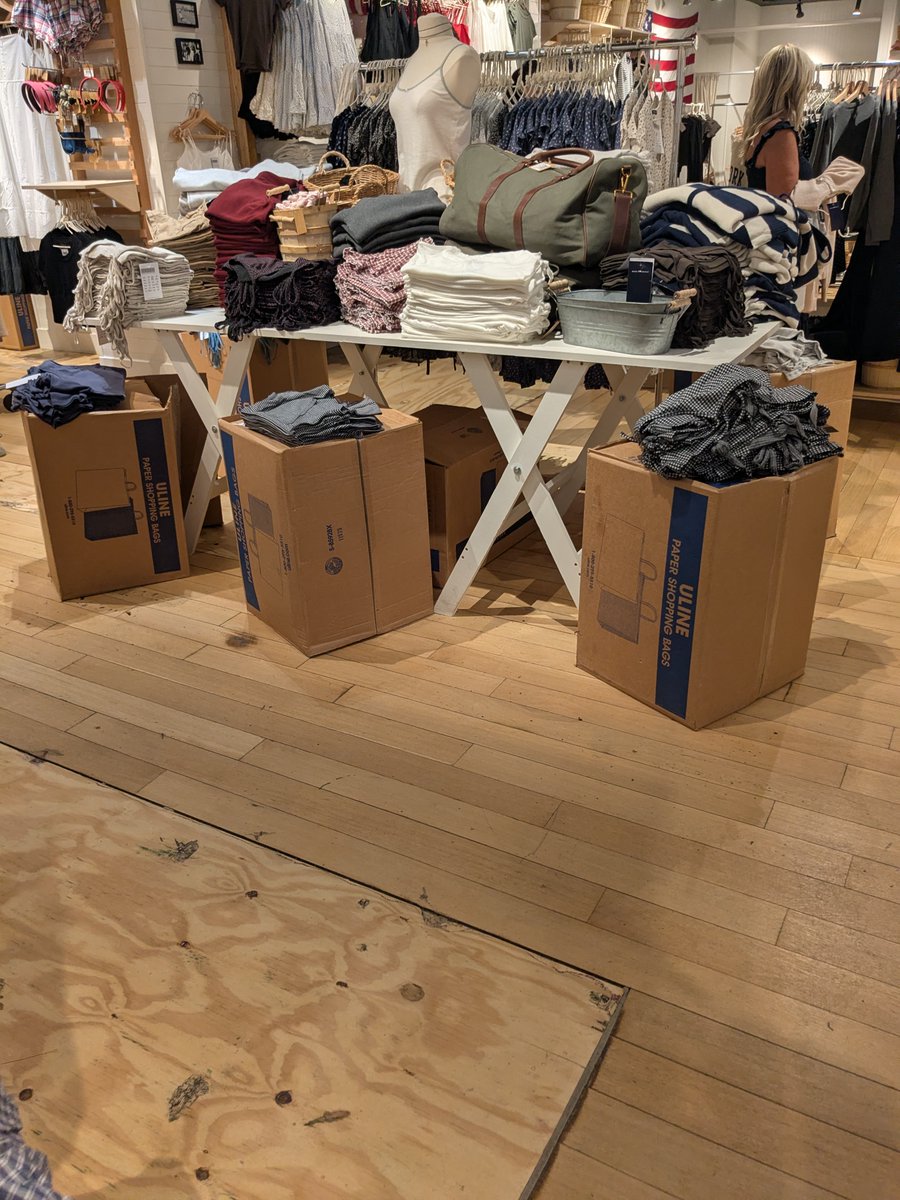 sleve_mcdichael's tweet photo. I've never been in brandy melville before but I have to respect the absolute gall to use ULINE boxes as a permanent display. just put the clothes in a pile on the ground at this point https://t.co/NoZWcJEExD