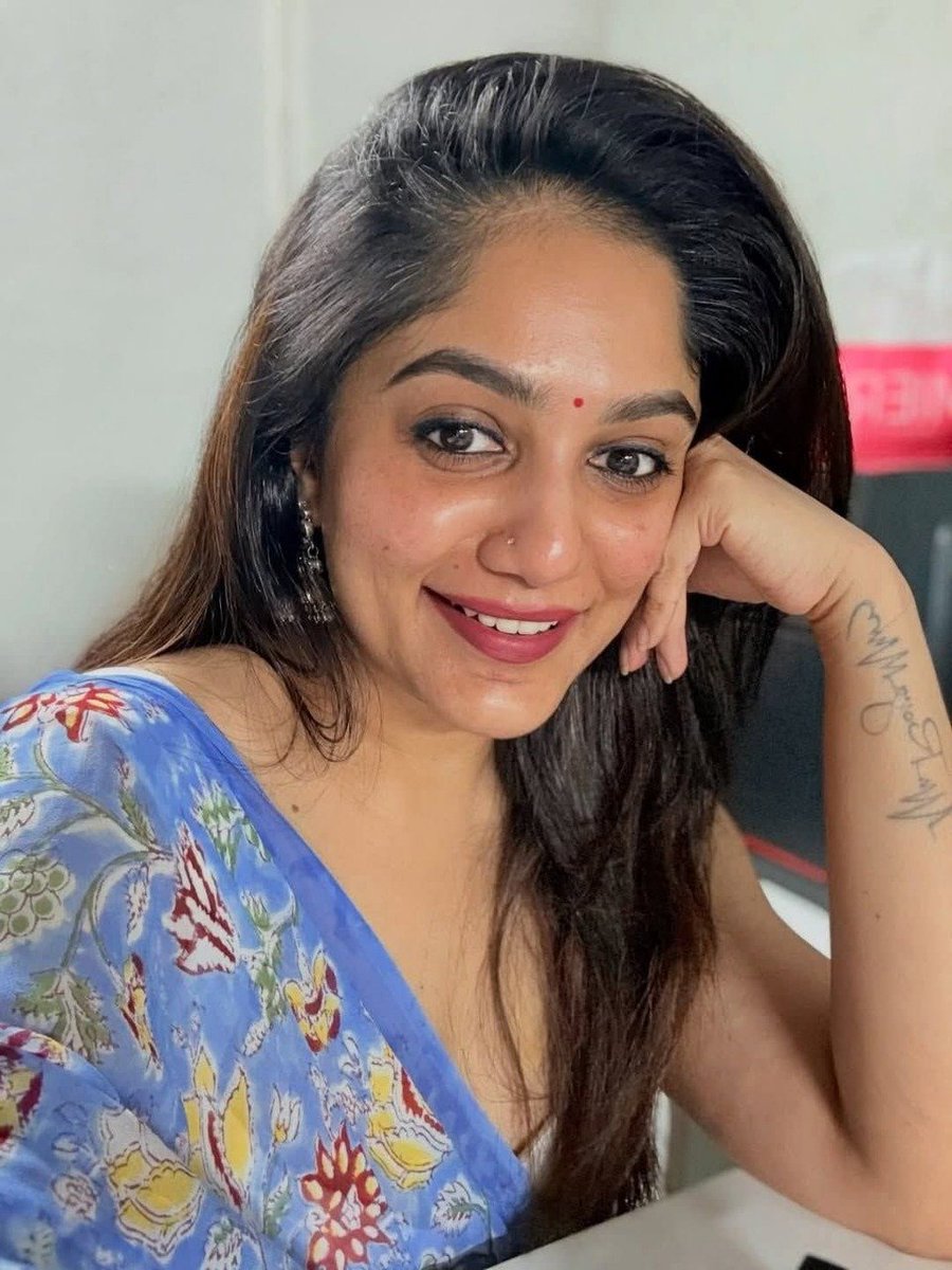 JohnSmithwlzd's tweet photo. #VIRAL #SENSATION #MALLU #ACTRESS https://t.co/Ra7voIaFtX