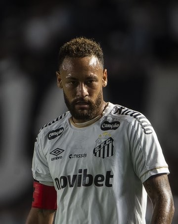 liberta___depre's tweet photo. Agora ⚠️

Neymar cobra garotos no vestiário depois de empate contra Chape e entra em atrito no Santos

O camisa 10 teria adotado um tom desrespeitoso ao cobrar o meio-campista Gabriel Bontempo e o zagueiro João Ananias.

A cobrança sobre os jovens ultrapassou o limite do que é considerado comum em vestiários de futebol. Em especial por ter xingado Gabriel Bontempo de "bosta" e ironizado que o meia enfrentaria a Chapecoense, lanterna do Brasileirão, na Série B do ano que vem.

A João Ananias a cobrança também foi acima do tom, segundo relatos, colocando em dúvida a qualidade técnica do zagueiro, que fez um gol contra na etapa final.

O episódio aumentou o desgaste que existe entre o elenco e sua principal estrela, que no sábado fez o primeiro jogo depois do fracasso com a seleção brasileira na Copa do Mundo. Hoje, a relação entre Neymar e o restante do grupo de jogadores é vista pelo clube como ruim.

Via: @geglobo / @anacanhedo / @zeedgar / @bruno_gutierrez 

📷Raul Baretta