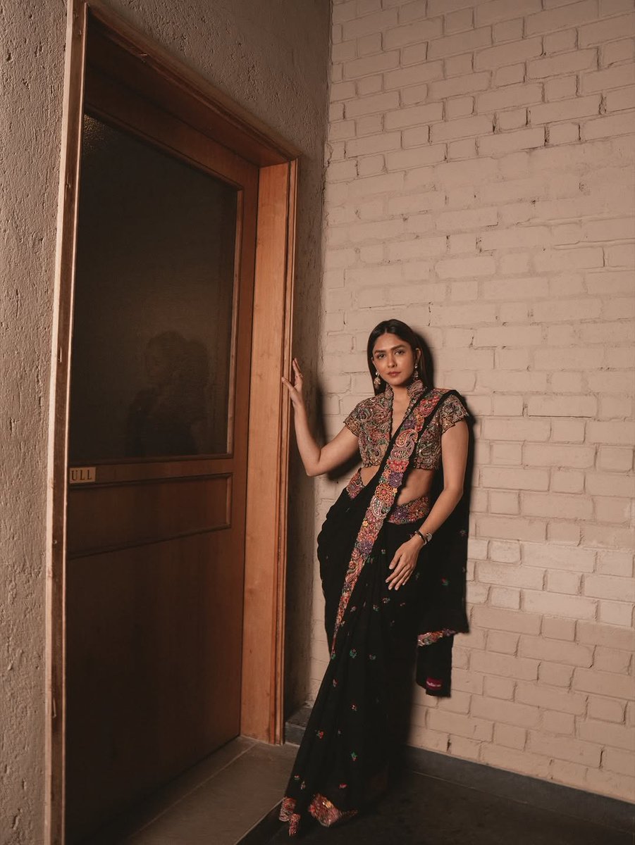 mrunalthakustbe's tweet photo. Draped in desi magic https://t.co/tmSWzq6mhB