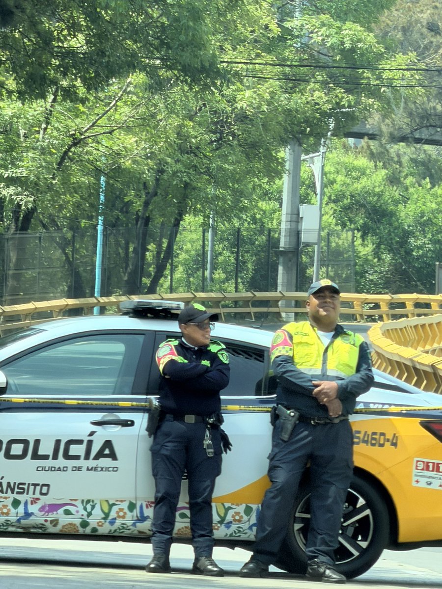 CDPedroVazquez's tweet photo. Quién le da indicaciones a estos ineptos, generando un problema de tránsito enorme al cerrar vialidades, gente pendeja #circuitointerior #transitoxdmx https://t.co/we4Fr9AAZI