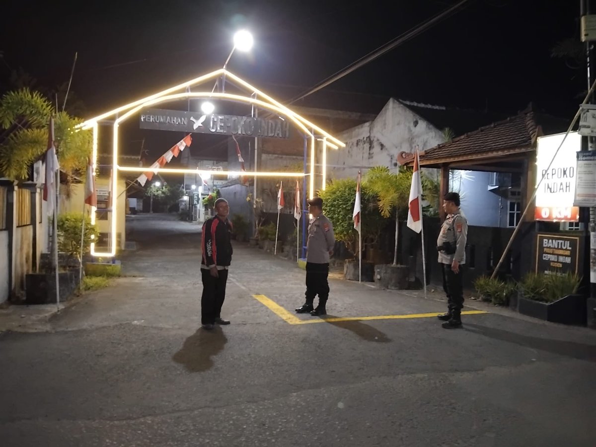 PiyunganPolsek's tweet photo. Personil polsek piyungan di pimpin Aiptu Catur PB melaksanakan kegiatan rutin patroli malam hari, cegah antisipasi gangguan kamtibmas, agar wilayah piyungan tetap aman dan kondusif (26/7/2026)
#polriuntukmasyarakat
#patroli
#samapta
#presisi
#polsekpiyungan https://t.co/9zxifpOmFC