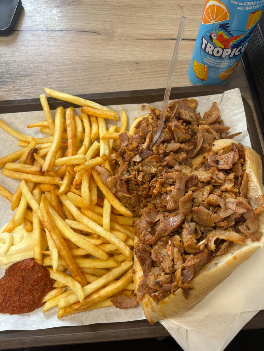 KMAN176's tweet photo. À mardi resto chaud tu m’as manqué 🥰 https://t.co/HlssWeGGb5