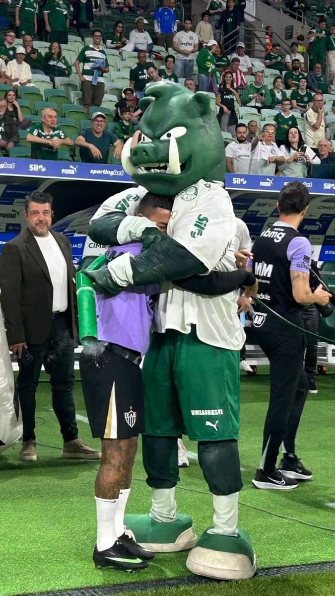 b_ferri's tweet photo. Dudu deu um abraço forte no Gobatto, mascote do Palmeiras, ao subir para o gramado do Nubank Parque. Ele não vinha para o estádio desde que deixou o clube, há um ano e meio https://t.co/EWgpq0Yeba https://t.co/tQRLDn1cfR