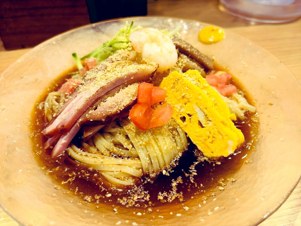MR_llGarcons's tweet photo. やっと、健太郎さんの極み冷やし中華を😙

胡麻がい〜いアシストの酸味で爽やか✨
もっちりり細平打ち
🥒に🍅にメンマに千切りチャーシューと🦞
と卵焼き
涼しく酸味でチュルルン🤤
辛子溶かしシュルル

中村麺三郎商店
焼豚入り冷やし中華〜焼味涼麺〜 https://t.co/bmAxIHUgqd