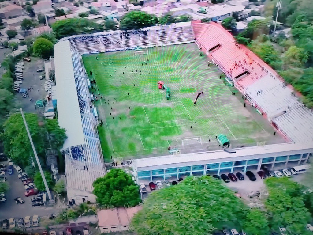 Br1Porzio's tweet photo. Canchas de 1ª División, esto vale 1.5 Millones en derechos de TV ? 
Este producto vale 1.5 en Derechos de TV ? https://t.co/uJYfYE2PDV