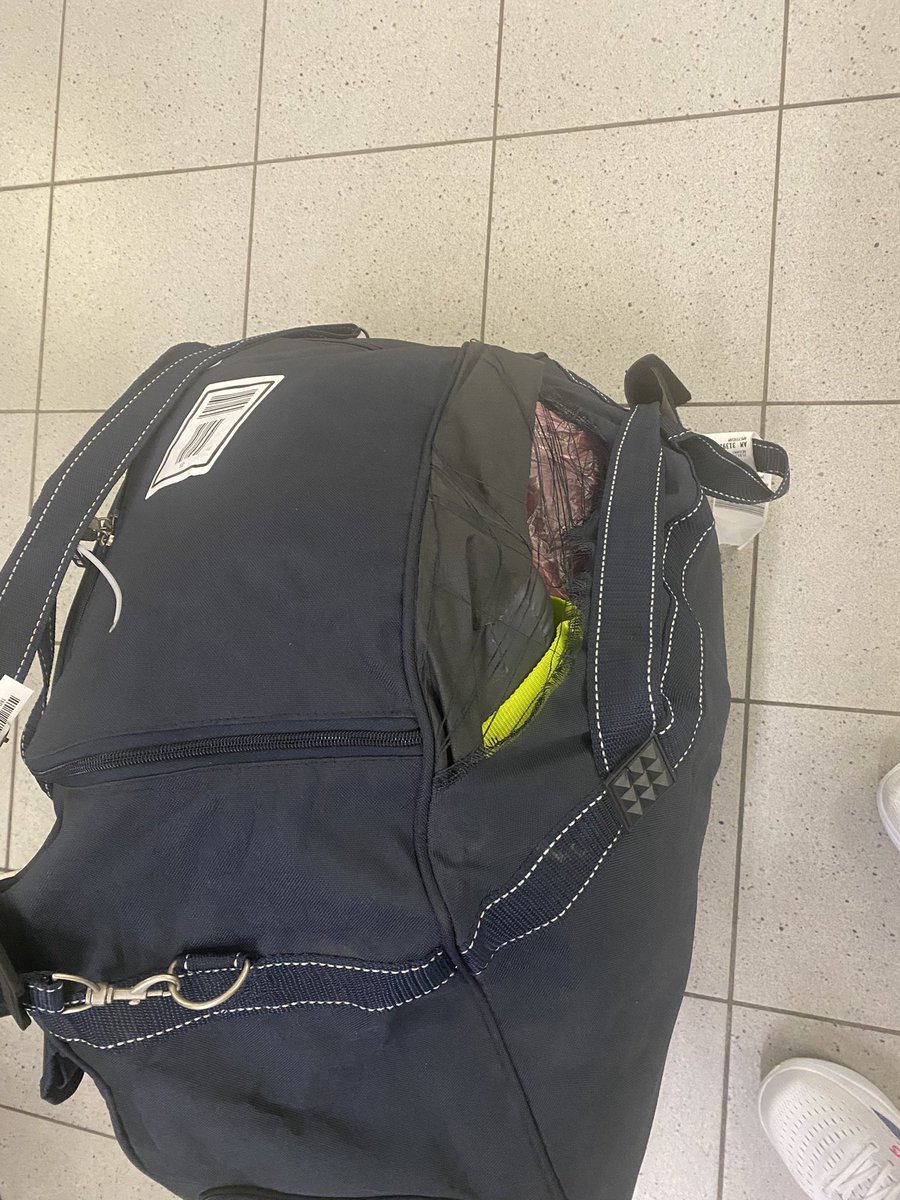 lausanbal's tweet photo. @Aeromexico nuevamente haciendo de las suyas, en el vuelo AM 25 a Amsterdam no sé qué hicieron con mi maleta, que la botaron en la banda de despacho así. 
WTF?! Mi viaje acaba de empezar, tengo que comprar una maleta nueva! https://t.co/sBYM7956ll