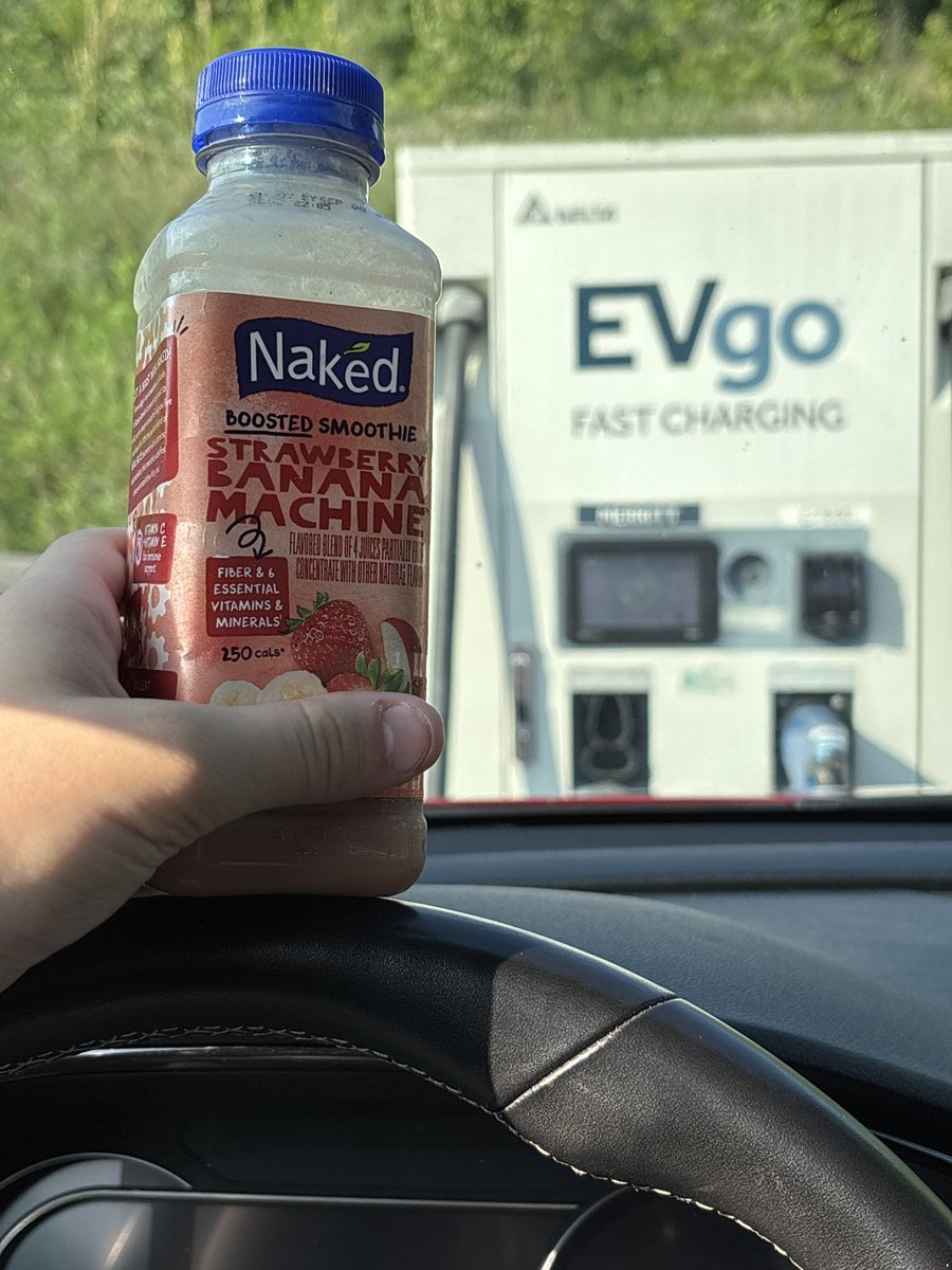 SleepyStarDL's tweet photo. This is the future the left wants #gettingnakedatthefastcharger https://t.co/kJGrs2Ktv4