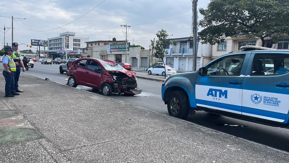 ATM_Transito's tweet photo. 🚨Se registra #Siniestro de tránsito en la Av. 25 de Julio, cerca de la Universidad Agraria del Ecuador, sentido hacia el norte. 

Personal de la #ATM coordina la atención y control del tránsito en el sitio.

#CiudadDeTodos https://t.co/ibCWFybQNe