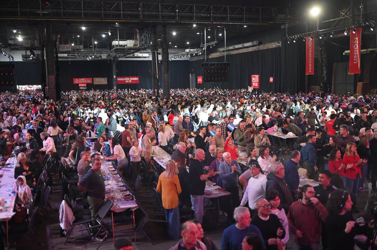 VeroIrizar's tweet photo. En Rosario compartimos el tradicional locro por los 130 años del Partido Socialista. Un encuentro con más de 5000 compañeras y compañeros para celebrar nuestra historia y renovar el compromiso de seguir construyendo una política con valores y gestión #PS130 #LocroPS https://t.co/lAuMzudEUh