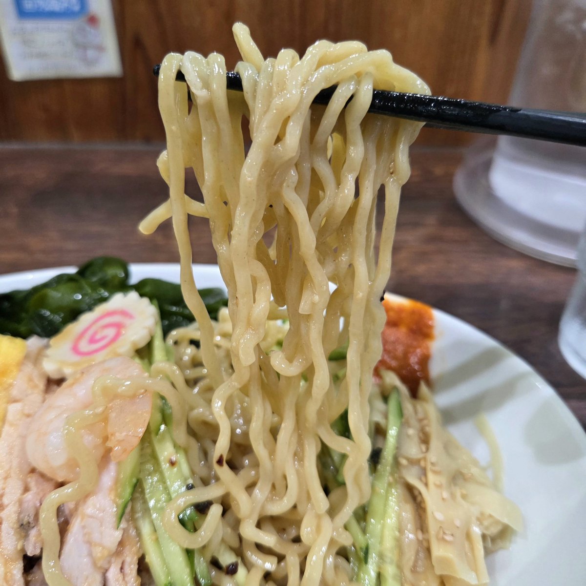 coventry_rose's tweet photo. 雪ぐに@中田にて、夏季限定の味噌ダレ冷し中華に味付けうずら(5個)&amp;生ワカメ。
雪ぐにさんならではの新潟の味噌ダレに、小田原の片浦レモンの爽やかな酸味を効かせた一杯。たっぷり自家製ちぢれ麺に山盛り具材もペロリ完食。
鰹の割スープに味噌ダレを注ぎ最後まで味わい尽くし。ごちそうさまでした🙏🏻 https://t.co/mQ2eMV0hht
