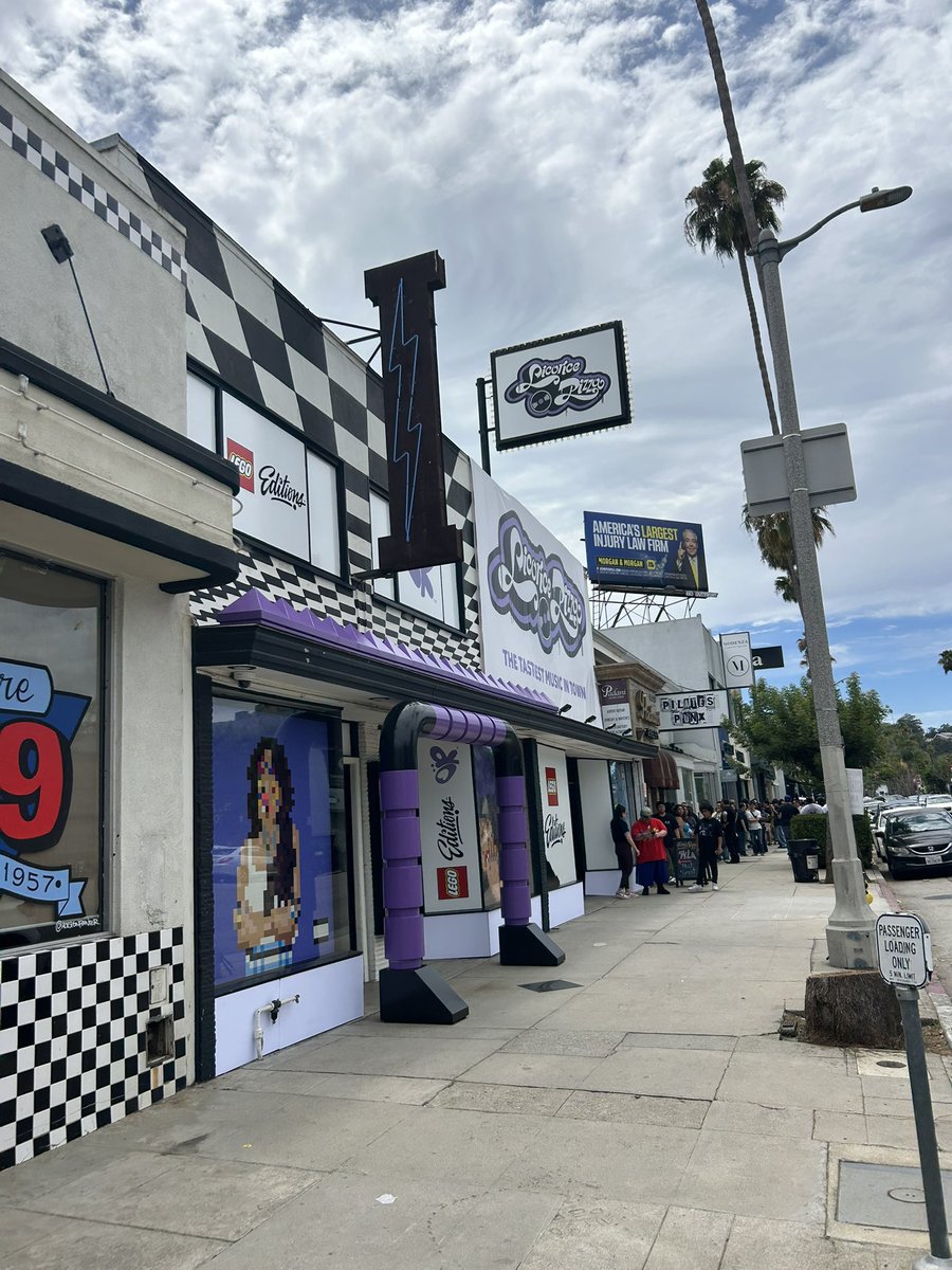 rodrigolibrary's tweet photo. A new Olivia Rodrigo-LEGO pop up has been spotted in LA! https://t.co/YHwVGmk6ka