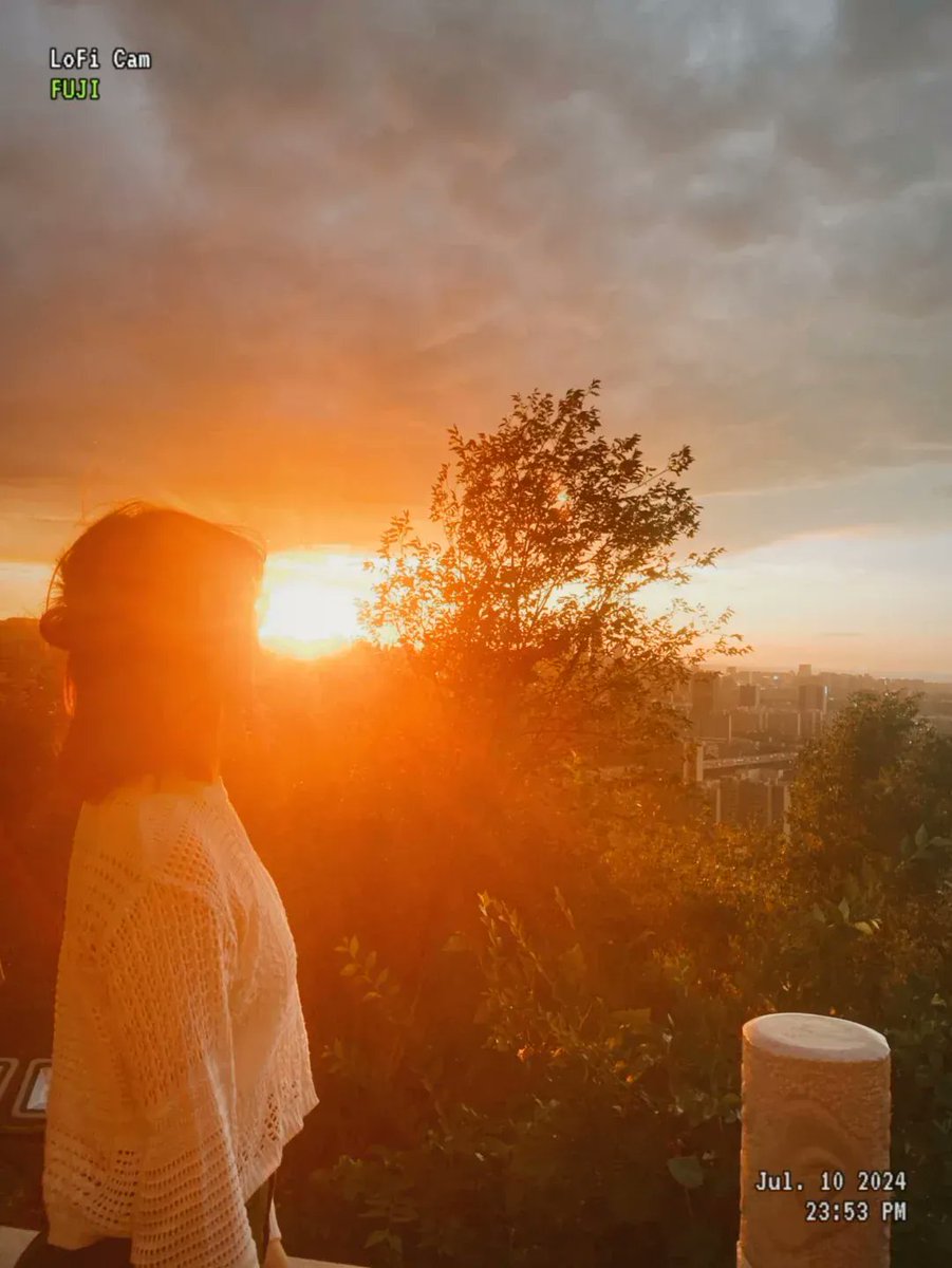 HyacinthYaqnsz's tweet photo. New to photography Start with mastering natural light—shoot during golden hour (1hr after sunrise/before sunset) for warm, soft tones that make every shot pop. No fancy gear needed, just your phone! https://t.co/CL1lwB6wue