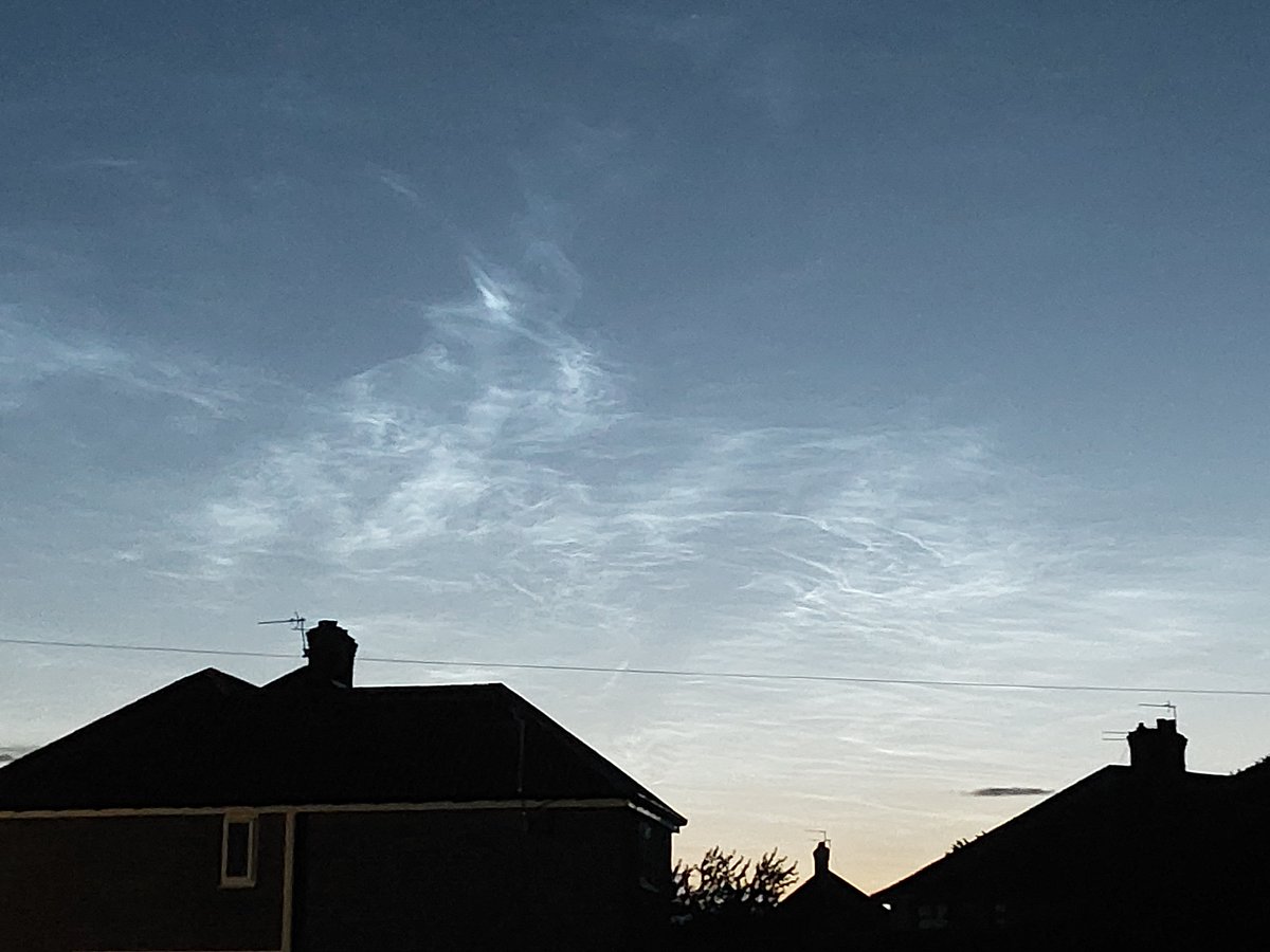 rjcwalker's tweet photo. Noctilucent clouds 50 miles above #York tonight. 
@Hudsonweather https://t.co/3kIczFZWjl