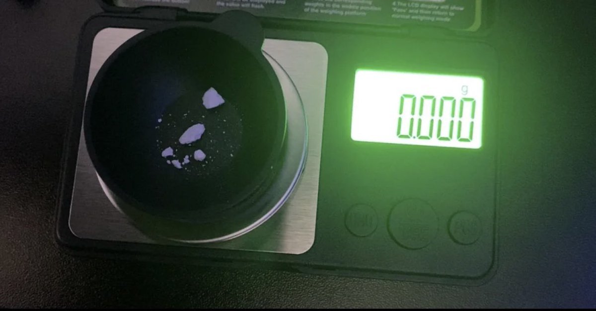 Henrystanfvh's tweet photo. Bought a new weighing scale and don’t know if it works. Would you say this is 30mg? (Ignore numbers on right)

The scale says it’s 50mg but it’s also changing each time 

#drugtwt https://t.co/AwSfOzbMQU