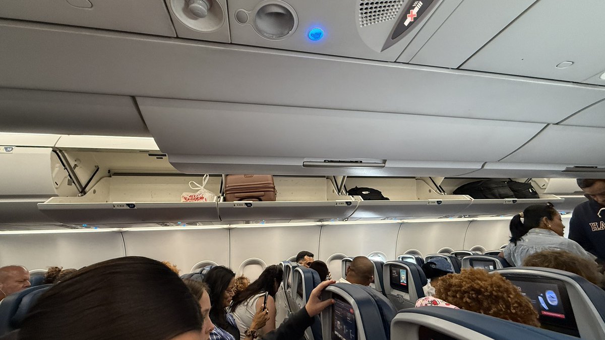 dddjdlux's tweet photo. Hey @Delta explain to me why I am being forced to check my bag when this is the situation overhead?

Happened on both my flights this weekend. Incredibly annoying. https://t.co/WPk5L6opGV