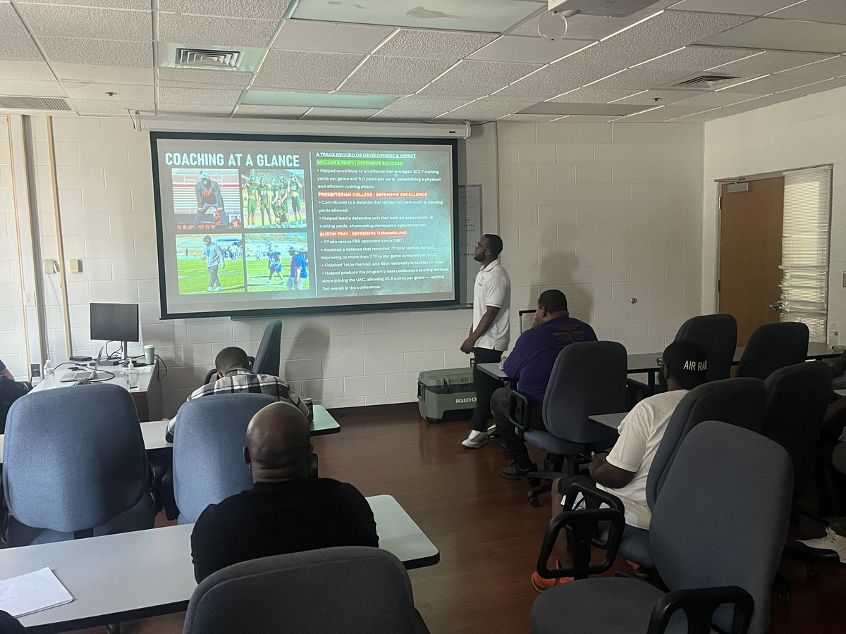 Kwray54's tweet photo. Offensive Ball Talk presented by @CoachQLee and @CoachCLoper RB’s and WR’s Play. #WeAreHamptonU #BTS26 #BallTalk https://t.co/05lp0UKLw0