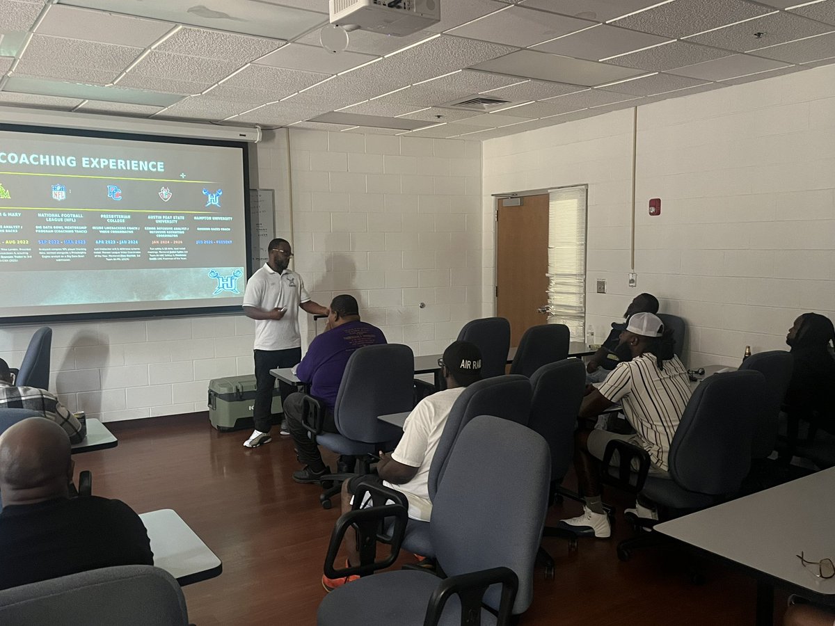 Kwray54's tweet photo. Offensive Ball Talk presented by @CoachQLee and @CoachCLoper RB’s and WR’s Play. #WeAreHamptonU #BTS26 #BallTalk https://t.co/05lp0UKLw0