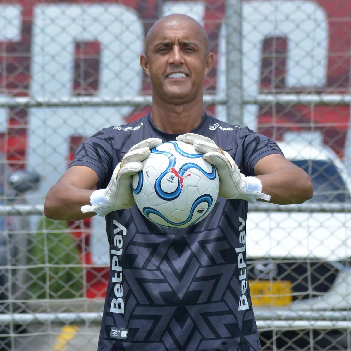 JuanjoseMant's tweet photo. En cancha vi como Ricardo Ribeiro clarito tenía en su portátil el costado en donde iba a cobrar Boné. 

La fuerza silenciosa. Gran trabajo ! https://t.co/m354oRd14N