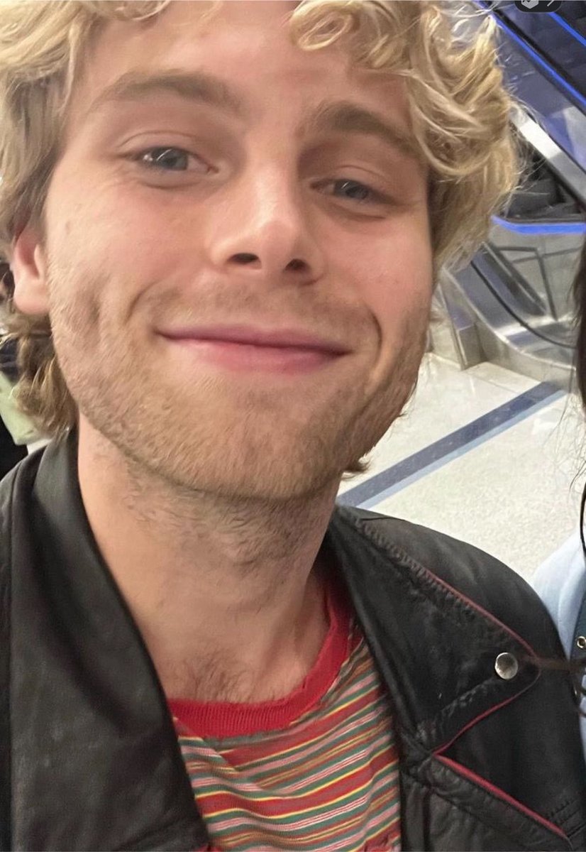 moodsw1ngsluke's tweet photo. hahahahaha should i kms now or later https://t.co/lh7euzGUAL