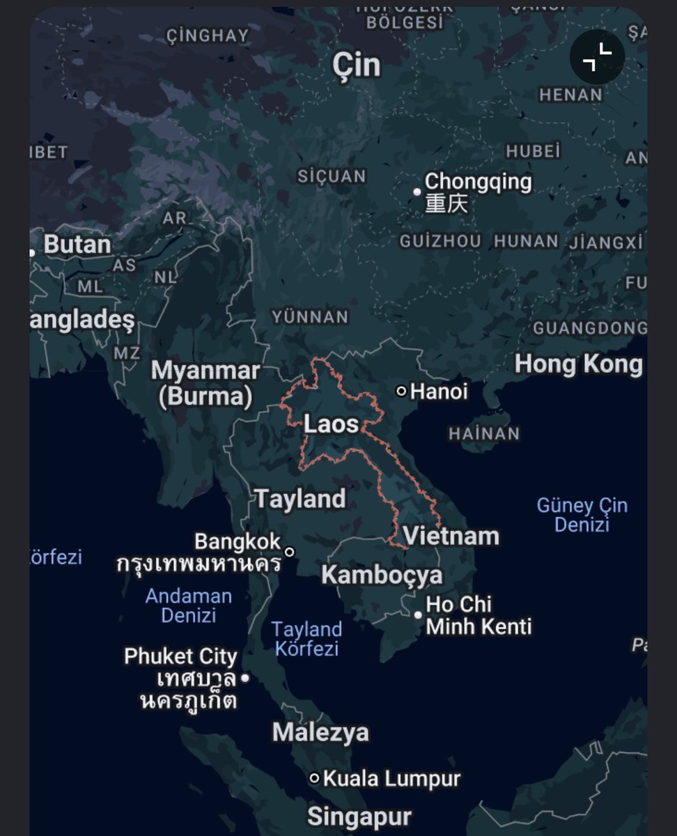 EVTR__'s tweet photo. Haritada gördüğünüz Vietnam ve Tayland'in deniz görmemiş hali olan Laos 1 Haziran 2026'dan itibaren 2027 yıl başına kadar içten yanmalı binek araç ithalatını yasakladı. Evet yanlış duymadınız, 2027 başına kadar içten yanmalı ithal etmek yasak, ayrıca elektrikli araçlardaki vergi ve diğer maliyetler %30 düşürülürken içten yanmalılarda aynı oranda artırıldı. Amaç enerji krizinden dolayı elektrikli dönüşümünün hızlandırılması, 2030'a kadar yoldaki filonun en az %30'unun elektrikli olması bekleniyor. 

Bu sırada tek yerli markası tam elektrikli olan bir ülke de elektrikli araç satışları azalsın diye elinden geleni yapmakla meşgul...