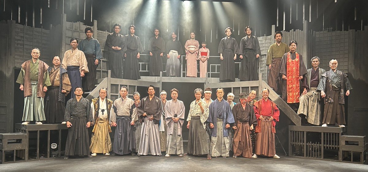 mizutama_ken's tweet photo. 『アキプロジェクト』
六本木シアターでの『時が来た』
無事終演致しました＾＾
ご観劇ありがとうございました！

今回も、皆んなそれぞれの想いを胸に一丸となって熱く熱く、お届け出来たと、自負しておるぜよ⚔️

来週の名古屋公演が待ち遠しいの〜⚔️  お楽しみに😊

#時が来た #メニコンシアター https://t.co/lwdm0gJDny