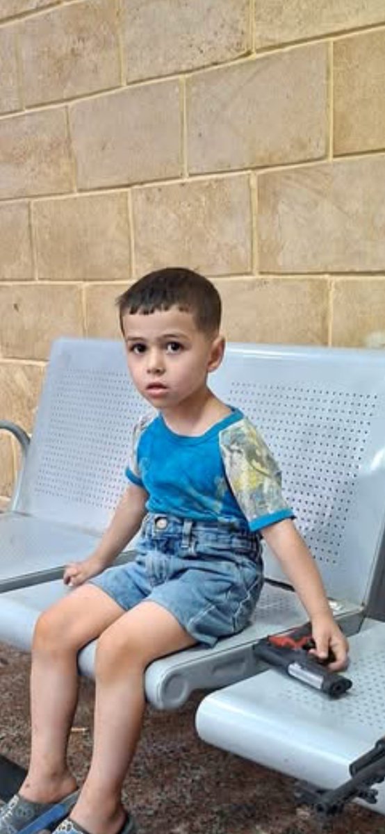 alyaarakha's tweet photo. ريتويت بعد اذنكم طفل عنده ٣ سنين معدوم القوة والارادة فجأة لقى نفسه بيواجه الوحدة والضياع نفسي يوصل لأهله https://t.co/VcvT19lqVx