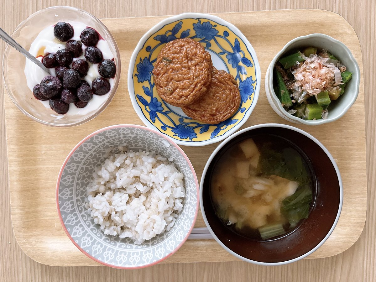 mayu_mayublog's tweet photo. 今日の #ダイエット朝ごはん 😊

今朝も作り置きを活用した簡単朝ごはん♪

昨夜作ったオクラのおかか和えと、味噌汁には冷凍舞茸を加えて腸活も意識しました🌿

「手を抜く」ので��なく、「続けるための工夫」。

無理なく続けることが、私のダイエット習慣です😊 https://t.co/JBx50cE8XI