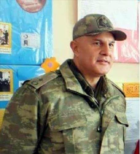 TurkPolisiTC's tweet photo. Eşiyle birlikte aracına binerken pusuya düşürdüler. Eşine siper oldu. Onu kurtardı, kendisi şehit oldu. Malazgirt İlçe Jandarma Komutanı Binbaşı Arslan Kulaksız'ı şehadetinin yıl dönümünde rahmetle anıyoruz. (27 Temmuz 2015)

Kutlu ruhu şad olsun. https://t.co/Y9HNGXvlVK