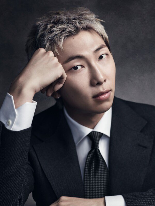 jooniefighting's tweet photo. 📰 [N포커스] 장르 부수고 판을 짜다…K팝·K드라마 '융합형 크리에이터' 부각 / #RM 언급

아방가르드와 플랫폼의 거대한 융합 : **, #RM

가수 방탄소년단(BTS) #RM 은 글로벌 아방가르드를 지휘하는 디렉터다. 솔로 1집 'Indigo'(2022)에서 故 윤형근 화백의 미술을 청각으로 번역한 그는, 정규 2집의 내면 서사를 다큐 영화 'RM: Right People, Wrong Place'(2024)로 확장해 K팝 다큐 최초 부산국제영화제 초청이라는 성과를 거두며 시네마틱 융합의 표본을 제시했다.