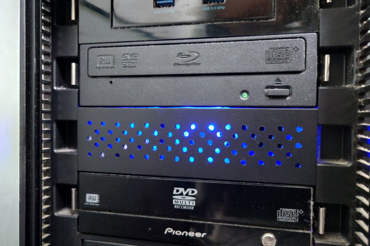 IGBTVVVF's tweet photo. Antec P180のエアフロー改善のために、5.25インチベイのフタをチマチマ穴あけ。
グリスも薄く塗り直したせいか、CPUがアイドルで5℃ぐらい下がった...

本当はここにファン付きカバーつけたい...過去には売ってたけど最近は見当たらん(泣)
最低でもメッシュカバー欲しい。

P183のカバーがいいなぁ... https://t.co/4I8hggLL06