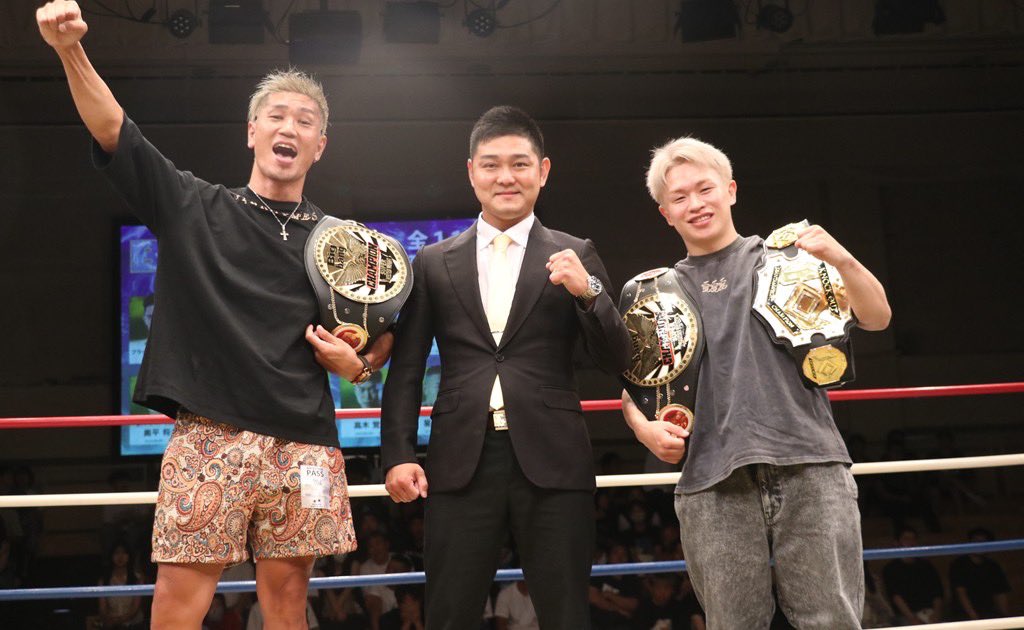 ToshikiTaniyama's tweet photo. 【Bigbang57 大会総括】

昨日、後楽園ホールで開催いたしました「Bigbang57」にご来場、ご声援いただいた皆様、本当にありがとうございました。

メインイベントのBigbangウェルター級タイトルマッチ、王者・野村太一選手 vs 挑戦者・竹内皇貴選手は、
野村選手はニュースタイルとしてサウスポーから試合をスタートし、竹内選手も冷静に対応。お互いのレベルの高さが随所に感じられる内容でした。そして後半、野村選手はオーソドックスへ切り替え、自身の総合力を発揮して判定勝利。王者としての強さを改めて証明してくれました。

一方で、竹内選手も最後まで王者を苦しめる素晴らしい戦いを見せてくれました。敗れはしましたが、その実力を十分に示した一戦だったと思います。

セミファイナルの髙岩拓選手 vs 竹内将生選手では、髙岩選手の”恐ろしい強さ”を改めて感じました。

髙岩選手の爆発力と相手にプレッシャーを与える迫力と技術は、今後さらに対戦相手が限られてくるのではないかと思うほど。

まずは9月27日のKORAKUEN JAMBULLでBigbang代表として最高の試合を見せてもらい、その先のSuper Bigbang2026でも活躍してくれることを期待しています。

竹内将生選手も、何度倒れても立ち上がり続ける姿が非常に印象的でした。あの姿は、間違いなく多くのお客様の心に残ったと思います。
次回からは階級を戻して、また参戦してもらいたいなと思います。

そして、第3代Bigbangバンタム級王座決定トーナメント準決勝の2試合は、この4人で良かったなと心から感じる内容でした。

今大会のベストバウトは、塚田翔選手 vs 伊藤琉之助選手です。
延長戦まで続いた4ラウンドも、本当にあっという間でした。両選手がどれだけこの試合に懸け、どれだけ努力を積み重ねてきたのかが伝わる、本当に素晴らしい試合だったと思います。

そしてもう一つの準決勝では、柊真選手が井上海山選手の強さを高い技術で見事に封じ込んだ内容で勝利しました。

9月20日の決勝戦は、伊藤琉之助選手 vs 柊真選手。

約3年前にも対戦した両選手ですが、あの頃とは比べものにならないほど成長しています。第3代Bigbangバンタム級王者にふさわしい、最高の決勝戦になることを確信しています。

山際和希選手 vs 惺也選手も、惺也選手の試合を生で見るのは今回が初めてでしたが、想像以上の強さに驚かされました。

記者会見では知性と落ち着きを感じさせる印象でしたが、リングでは重いパンチに加え、胴回し回転蹴りなど多彩な技を繰り出し、高い技術と攻撃力を見せてくれました。
将来、格闘技界を代表する選手になる可能性を十分に感じさせる内容だったと思います。
山際和希選手も最後まで気持ちを切らさず戦い抜きました。まずはしっかり身体を休めてほしいです。

また、琢磨選手 vs 哲志選手、貴哉選手 vs 田勢シャイル選手も、どちらもドローという結果でしたが、お互いの持ち味を存分に発揮した非常に見応えのある試合でした。

渡邉陸選手の鮮やかなバックブローでのKO勝利、空龍選手の最後まで手を止めない攻め続けるファイトも、とても印象に残りました。

初参戦の伊藤琉之助選手、惺也選手も強烈なインパクトを残し、髙岩拓選手も圧巻の強さを見せてくれました。

「若くて強い選手が次々と育ってきている」ということを改めて認識しました。

次回は9月20日、後楽園ホールで「Bigbang58」を開催します。

注目の第3代Bigbangバンタム級王座決定トーナメント決勝戦をはじめ、各階級で熱いカードを予定しています。

そして11月3日には横浜武道館で「Super Bigbang2026」を開催します。

城戸康裕選手、晃貴選手の防衛戦をはじめ、多数のタイトルマッチ、さらに初参戦となるトップファイターたちの出場も予定しています。

Bigbangは選手たちが最高の舞台で輝ける環境を創りを目指して挑戦を続けてまいります。

今大会の模様は、今夜「Bigbang YouTubeチャンネル」にて配信予定です。会場でご観戦いただいた方も、ご来場いただけなかった方も、ぜひご覧ください。

引き続き、Bigbangへの熱いご声援をよろしくお願いいたします。
