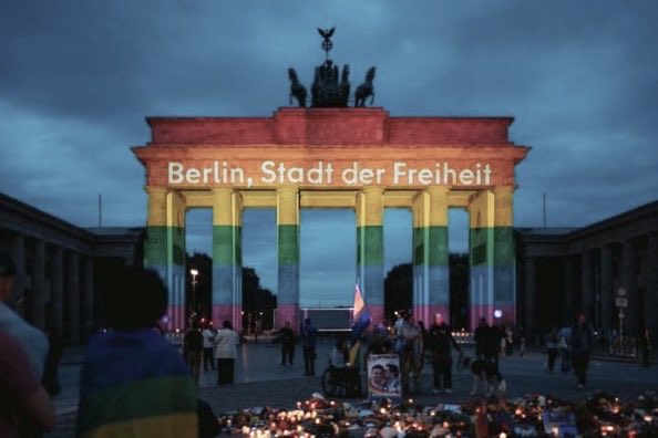 MinColonna's tweet photo. Berlin, porte de Brandebourg, ce soir. https://t.co/sDnlR7Yr4d