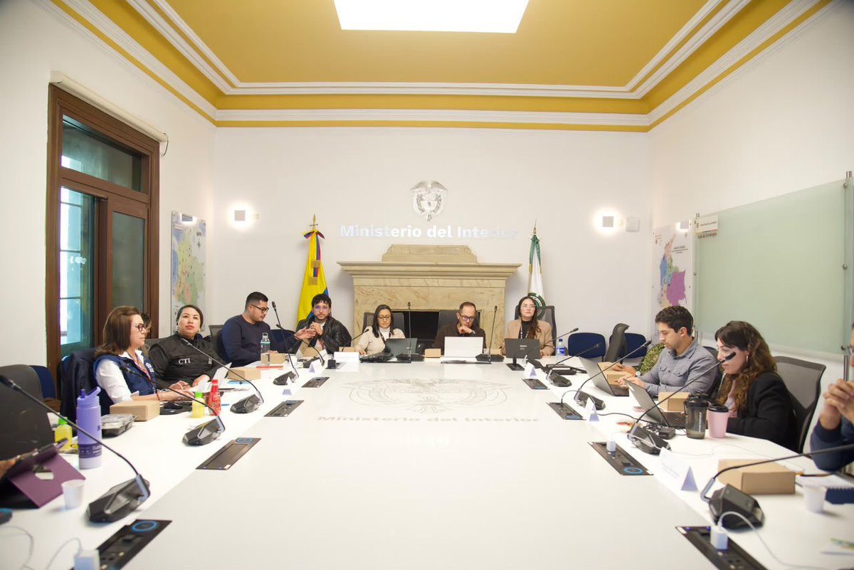 MinInterior's tweet photo. 🗳️ Con éxito culminó la jornada nacional de elecciones de #ASOJUNTAS. En #MinInterior realizamos seguimiento permanente al proceso mediante un recorrido virtual por los departamentos, verificando en tiempo real el desarrollo de las votaciones. https://t.co/x7OCRIv69h