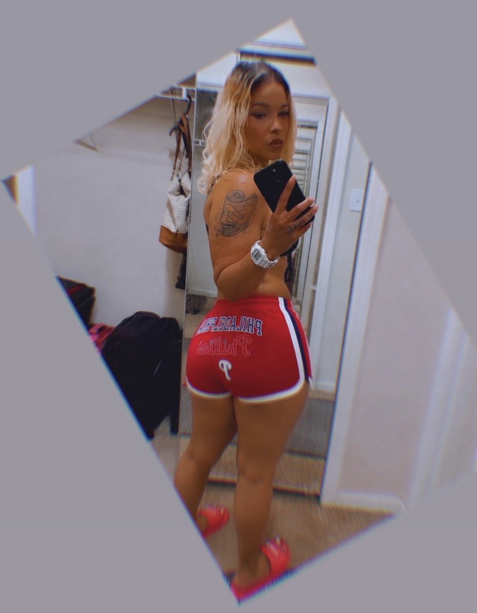 kushqueen215's tweet photo. Win, lose or draw, I’ll ALWAYS be a #Phillies girl💯🤟🏻🕷️⚾️❤️🤍💙
#BaseballTwitter #BaseballBabe #Sportslover #Phillychick #fypシ゚viral #ItsaPhilliesthing #ringthebell
#Her #Queen 👸🏼💋 @Phillies
(super old to me but new to yall🥰) https://t.co/0ntnPCYfOc