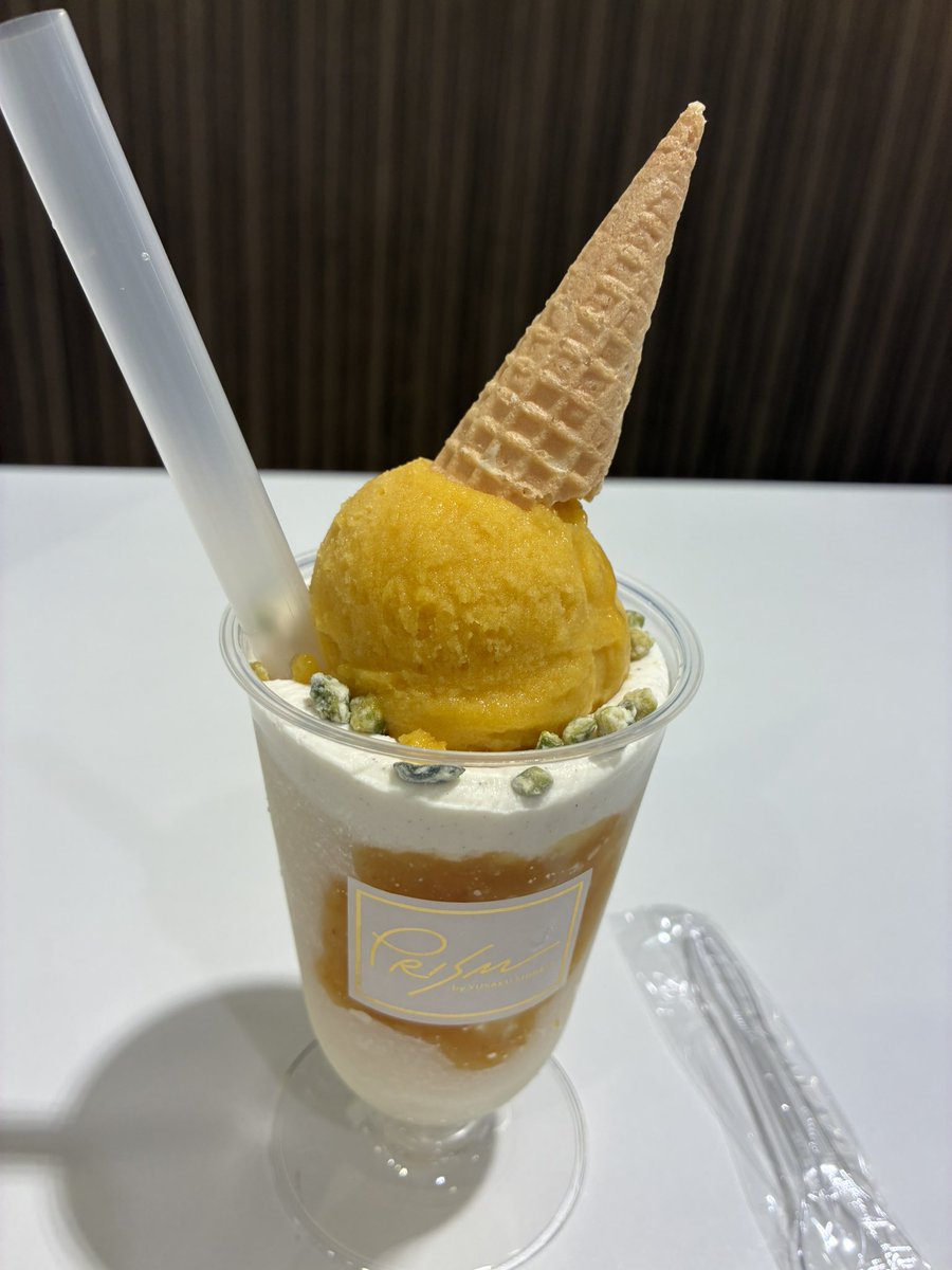 chococurry's tweet photo. 阪急のアイスフェス、プリズムラボさんだけ食べてきました😋
すっきり爽やか❗️会場内は冷え冷えだったから屋上で食べた
その後阪神へ、日の出製麺所のうどんがマジでおいしかった❗️麺たくさん買った😆 https://t.co/eIc7jbSSyl