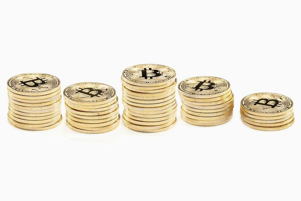 jhef_4953's tweet photo. RWA platforms tokenizing treasuries now yield 5%. Institutional adoption is growing. #RWA #Treasury https://t.co/GX3JADK59U