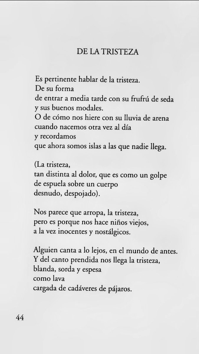 TeamPoetero's tweet photo. "Es pertinente hablar de la tristeza.
De su forma
de entrar a media tarde con su frufrú de seda
y sus buenos modales.
O de cómo nos hiere con su lluvia de arena 
cuando nacemos otra vez al día 
y recordamos 
que ahora somos islas a las que nadie llega."

Piedad Bonnett (Colombia) https://t.co/vSyrJWVQDY