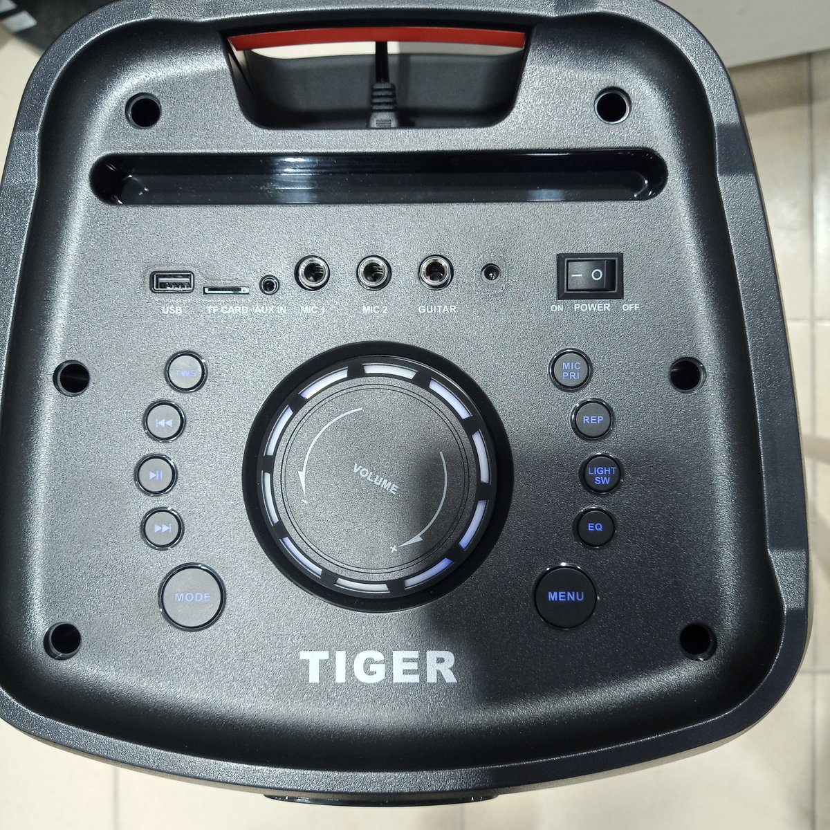 foudeeb's tweet photo. I've tried these two speakers, sound cool. 
E Train SP410
Tiger RG 8000 (has guitar input). https://t.co/XnWWbbjWBK