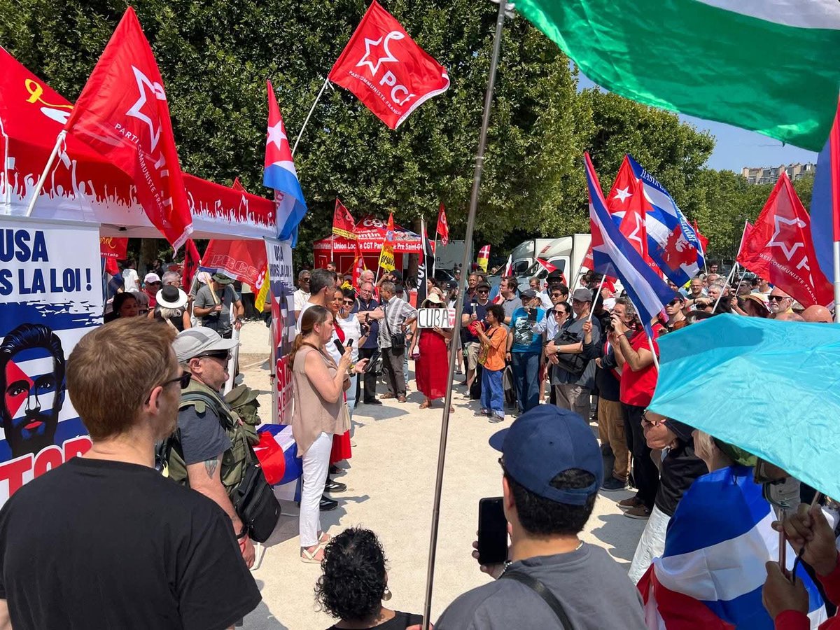 CubaConsulado's tweet photo. Cubanos residentes en Francia conmemoraron el 73.º aniversario del asalto a los cuarteles de Moncada y Carlos Manuel de Céspedes, en una movilización solidaria que exigió además el levantamiento del bloqueo y el fin de las amenazas contra nuestro país. (1/2) https://t.co/mFDXrRh6SW