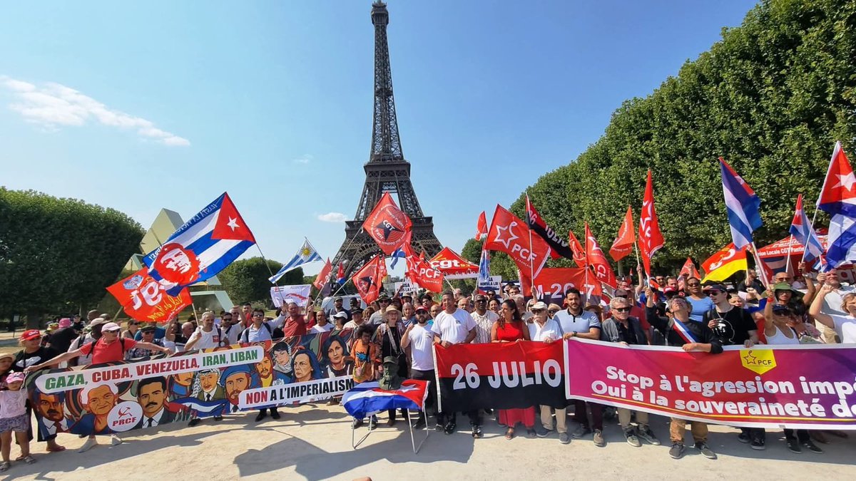 CubaConsulado's tweet photo. Cubanos residentes en Francia conmemoraron el 73.º aniversario del asalto a los cuarteles de Moncada y Carlos Manuel de Céspedes, en una movilización solidaria que exigió además el levantamiento del bloqueo y el fin de las amenazas contra nuestro país. (1/2) https://t.co/mFDXrRh6SW
